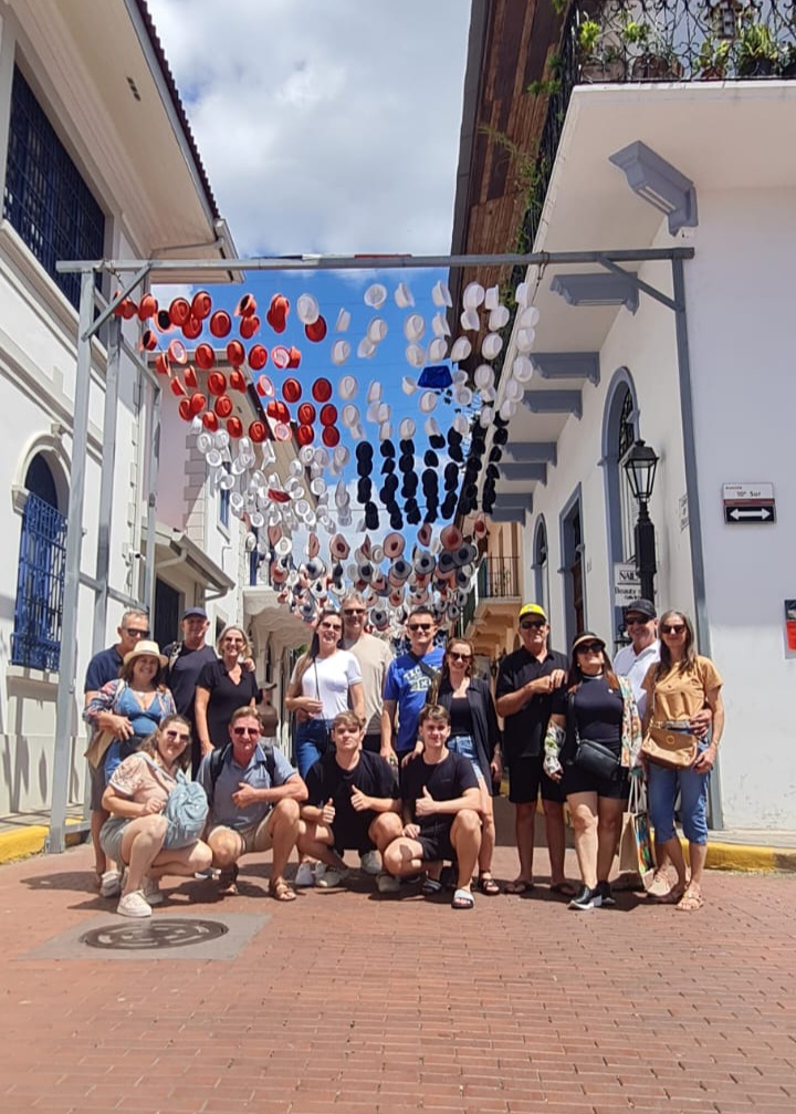Familia recorriendo las calles coloridas del Casco Viejo